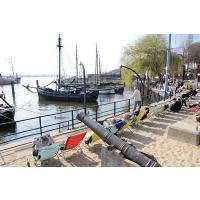 303_2197 Frühlingssonne am Hambrger Museumshafen - Beachclub mit Liegestühlen in Oevelgoenne. | 